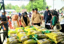 Pemkab Busel Salurkan Tiga Ton Beras lewat GMP